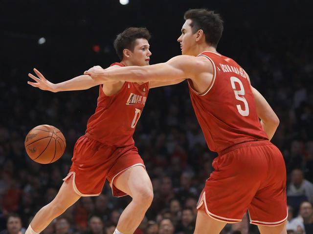 开云体育_ NBA总决赛重演：湖人对阵热火的经典战斗，湖人总决赛打热火